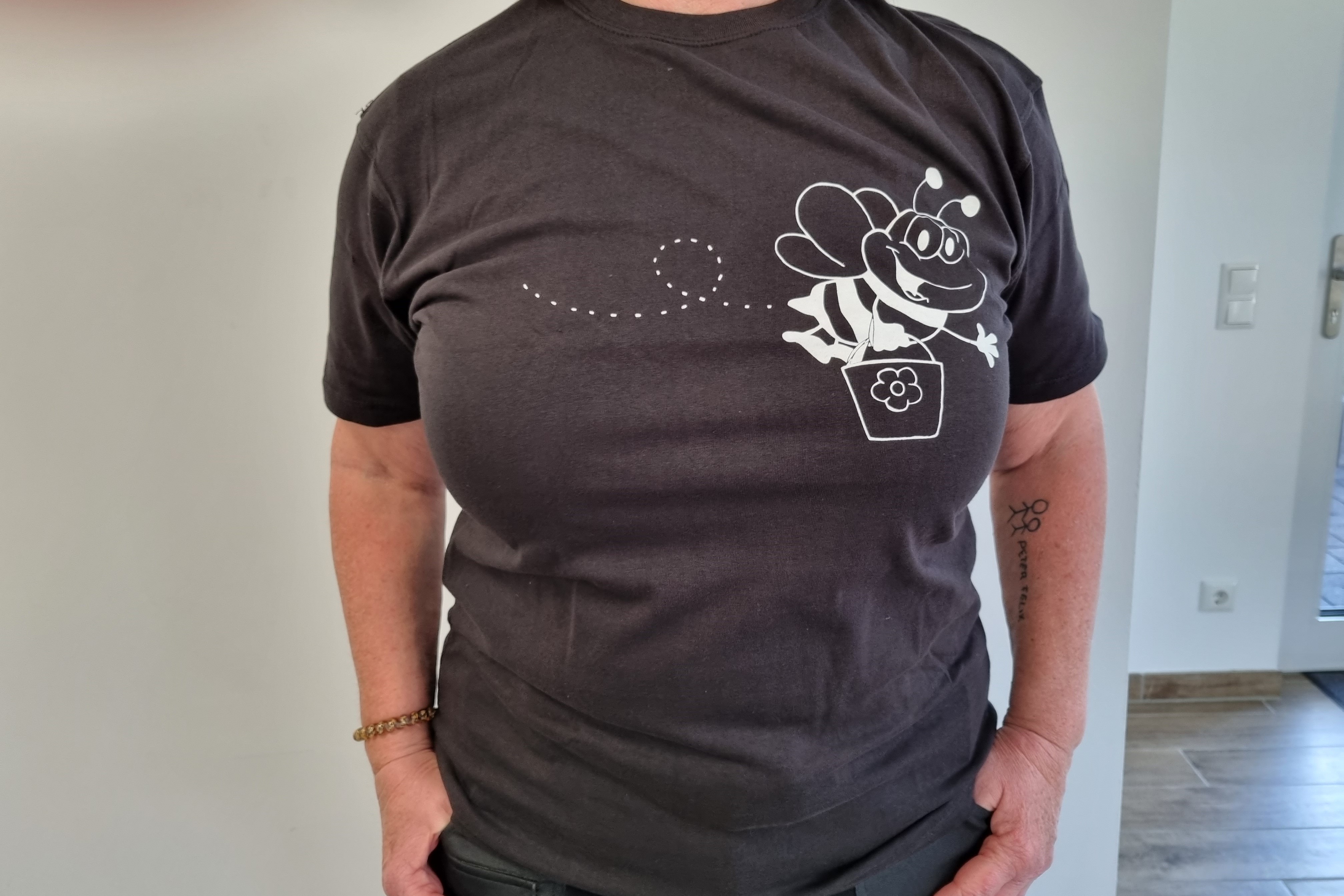 T-Shirt " Biene mit Honigeimer" schwarz L