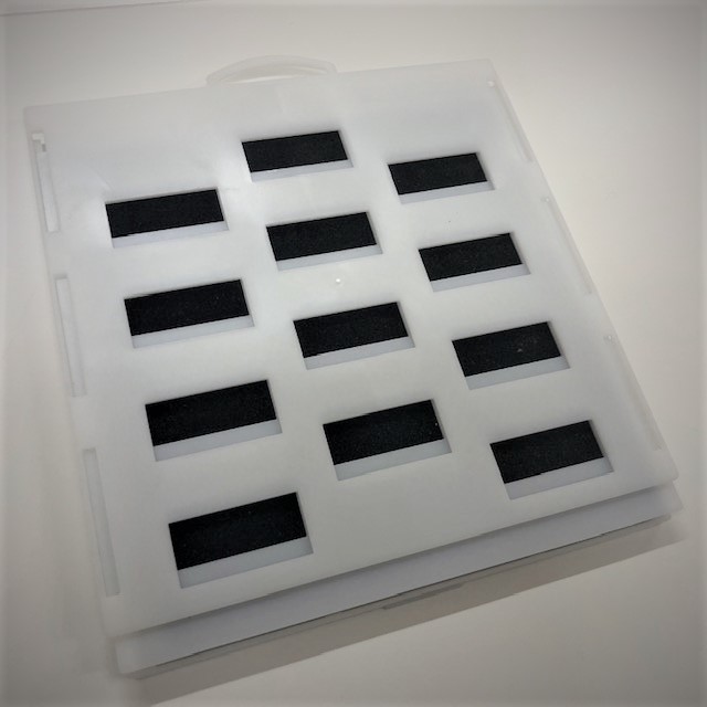 Neutraler Dispenser für Ameisensäure aus weißem Kunststoff mit schwarzem Schaumstoff, Verdunsterfläche durch Schieber einstellbar